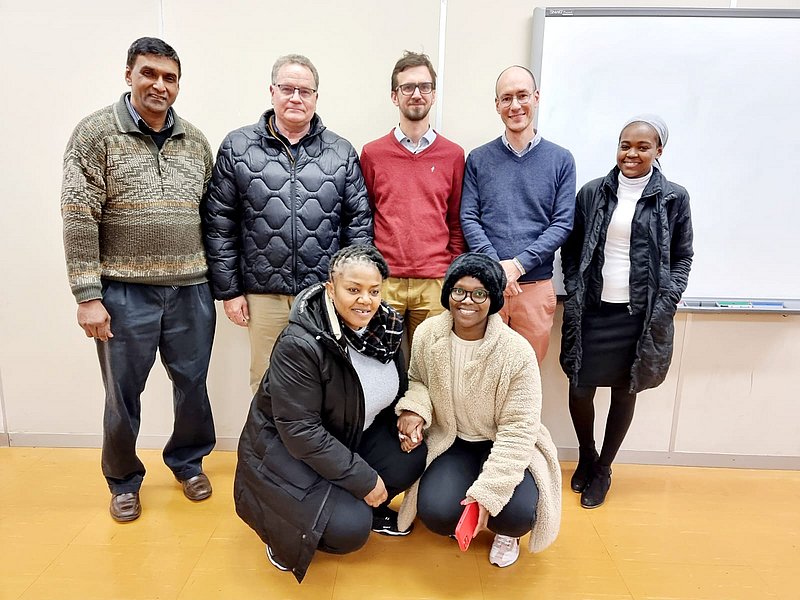 Dr. Martin Hlosta (3. von rechts oben) und Dr. Ivan Moser (daneben) mit ihren Forschungskollegen von der Universität Johannesburg. 