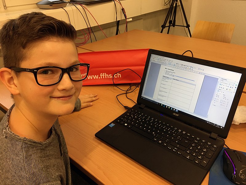 Der elfjährige Bela aus Schaffhausen hat Studiengangsleiter Tobias Heilmann an der FFHS in Zürich Regensdorf besucht.