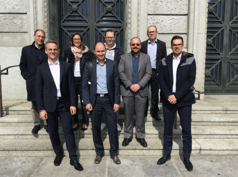 Die Teilnehmenden am Moot Court 2017. Erste Reihe von links nach rechts: Simon Rüegger, Marcel Lerch, Stefan Wagner, Heinz Studer. Zweite Reihe von links nach rechts: Gilles Benedick (Dozent), Sandra Cooke (Studiengangsleiterin), Dominik Milani (Dozent), Pascal Rebmann. Studentin Sibylle Sinner und der Leiter des Moot Court Marcel Buttliger sind nicht abgebildet.