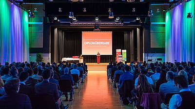 Diplomfeier an der Fernfachhochschule Schweiz: 250 Absolventen nehmen ihr Diplom entgegen