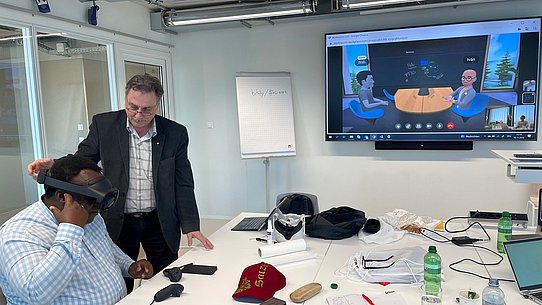 Dr. Christopher Awinia und Prof. Willi Bernhard beim Selbstversuch im virtuellen Klassenzimmer.