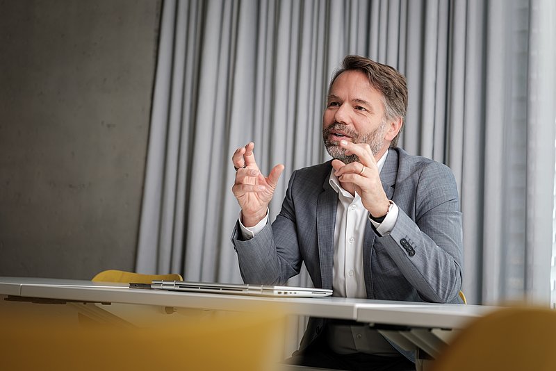 Tobias Häberlein sitzt an einem Tisch