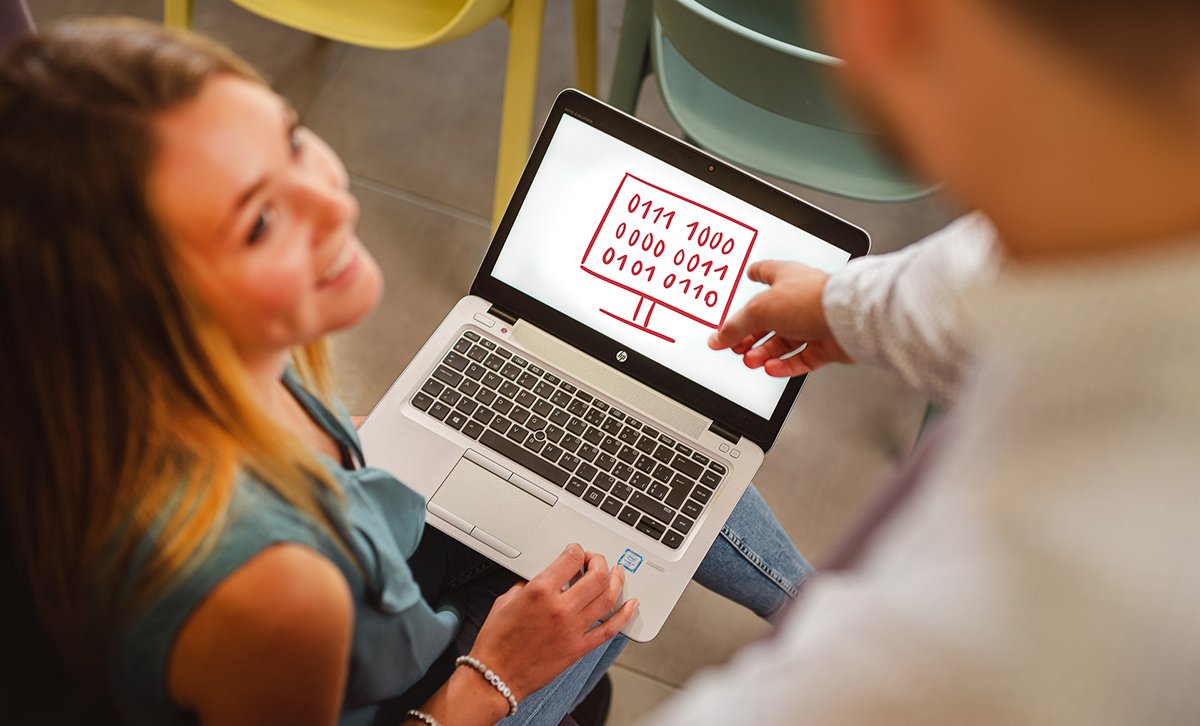 Zwei Studenten besprechen die Wichtigkeit in der Planung und Entwicklung von Softwaresystemen.