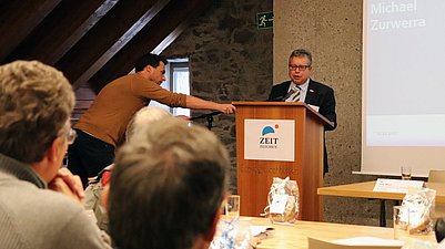 Michael Zurwerra spricht anlässlich der Kickoff-Veranstaltung zur Event-Reihe Zeitzeichen in Gondo.