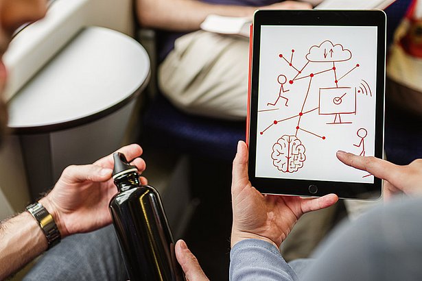 Studenten analysieren während der Zugfahrt die Optimierung ihrer Lernprozesse.