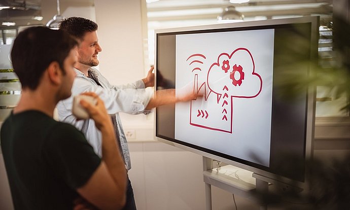 Zwei Studenten besprechen die zahlreichen Möglichkeiten der modernen Industrie-Technologien.