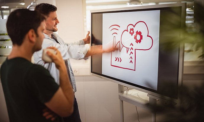 Zwei Studenten besprechen die zahlreichen Möglichkeiten der modernen Industrie-Technologien.