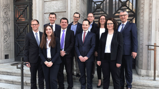 Studenten nach der Verhandlung des Moot Court 2018