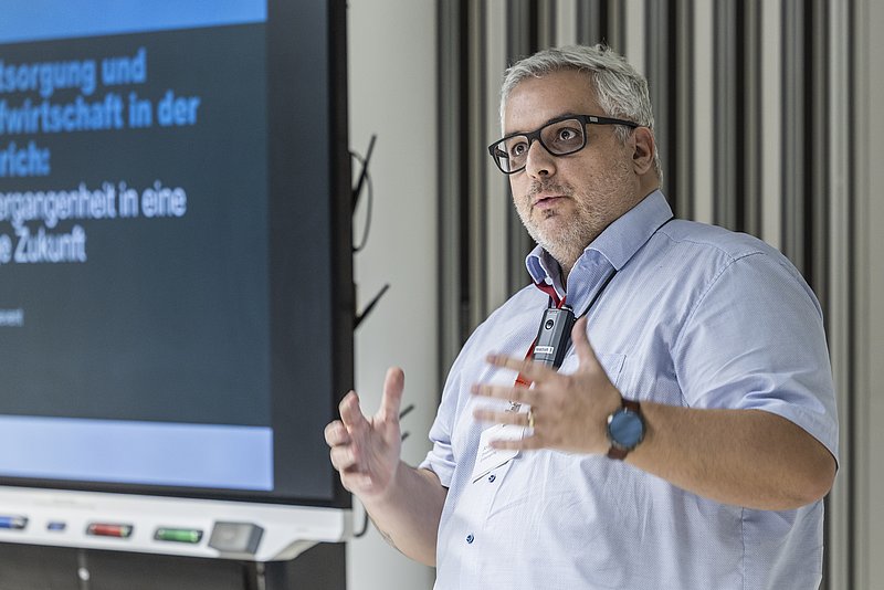 Jörg Solèr von Entsorgung und Recycling Zürich (ERZ) referierte über «Kreislaufwirtschaft in der Stadt Zürich: Von der Vergangenheit in eine nachhaltige Zukunft». Er zeigte praxisnah, wie urbane Abfallbewirtschaftung, Recyclingprozesse und Energierückgewinnung zusammenspielen – und welch wichtige Rolle solche Systeme in der städtischen Nachhaltigkeitsentwicklung einnehmen.