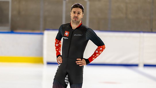 Oliver Grob posiert auf dem Eis. 