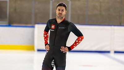 Oliver Grob posiert auf dem Eis. 