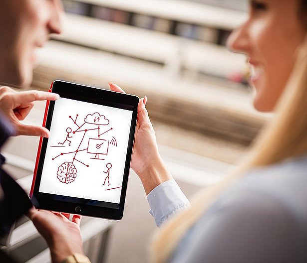 Zwei Studenten konzipieren das digitale Lernangebot für Ihr Start-Up.