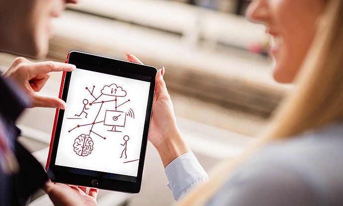 Zwei Studenten konzipieren das digitale Lernangebot für Ihr Start-Up.