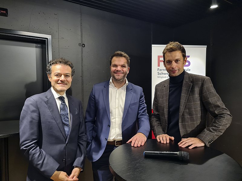 Von links: Prof. Dr. Andrea L. Sablone (Forschungsfeldleiter «Innovation & Strategy» an der FFHS), Nicolas Kuonen (Vorsitzender Netzwerk Gewerbe Oberwallis) und Moderator Bruno Kalbermatter.