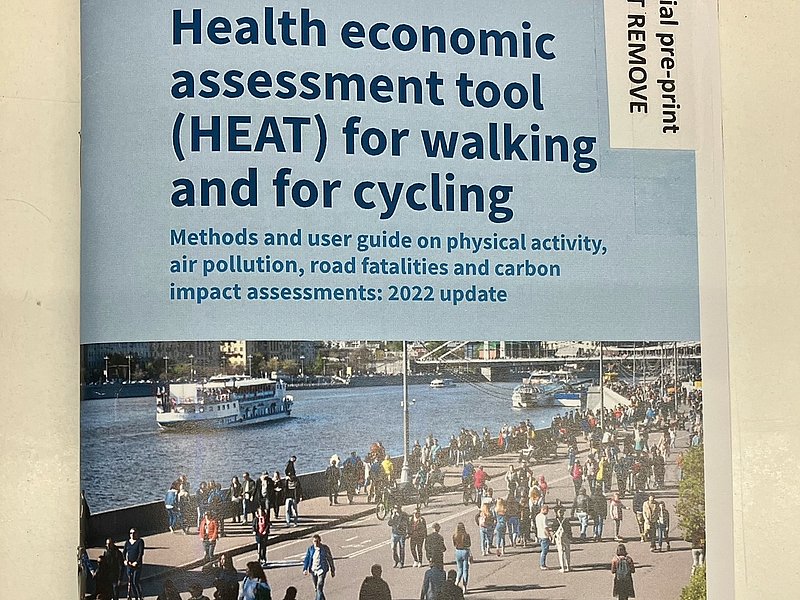 Anschauungsexemplar der Publikation zum Health Economic Assessment Tool (HEAT).