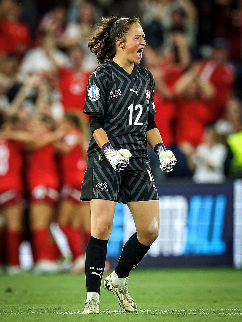 Livia Peng steht auf dem Platz. 