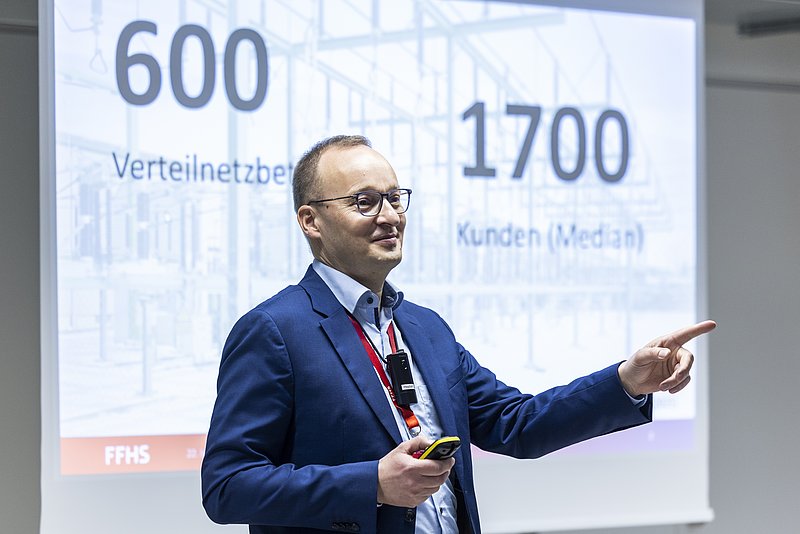 Prof. Dr. Hagen Worch sprach zum Thema «Gemeinden unter Strom: Herausforderungen und Lösungsansätze für Gemeindewerke in der Energiewende» und beleuchtete dabei, wie kommunale Energieversorger ihre Strukturen, Geschäftsmodelle und Kompetenzen anpassen müssen, um künftig eine nachhaltige, sichere und innovative Stromversorgung sicherzustellen. 