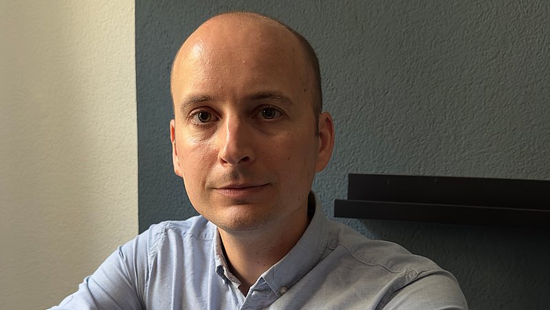 Axel Merz glänzte mit seiner Bachelor-Arbeit in Wirtschaftsinformatik an der FFHS und konnte sie im international renommierten Fachjournal Virtual Reality publizieren.