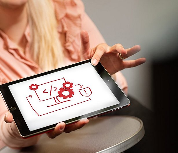 Bereits unterwegs besprechen die Studierenden die vorbeugenden Massnahmen der IT Sicherheit.