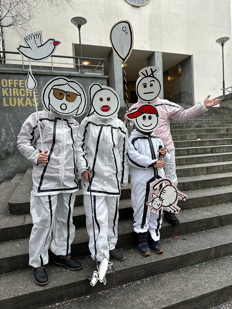 Fasnachtsgruppe auf Treppe.