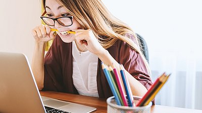 Belastungen steigen – psychische Gesundheit im Büro fördern