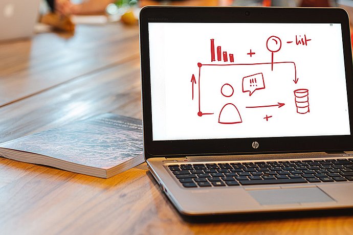 Studierende wenden ihr Prozesswissen in der digitalen Technologie an.