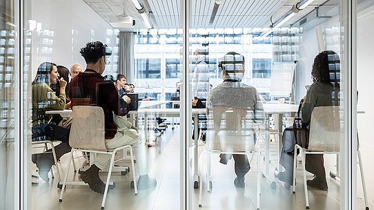 Studierende diskutieren im Klassenzimmer