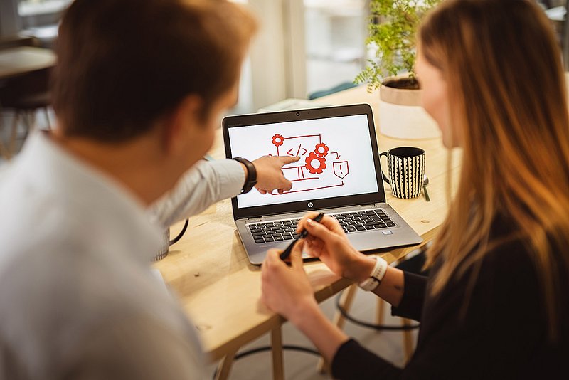 Ein Dozent bespricht mit seiner Studentin den neuesten Stand der Web-Technologien.   