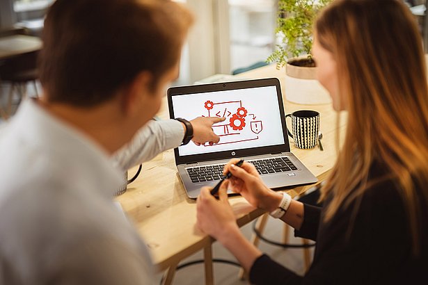 Ein Dozent bespricht mit seiner Studentin den neuesten Stand der Web-Technologien.   