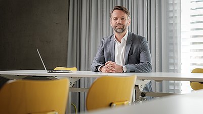 Prof. Dr. Häberlein im Klassenraum