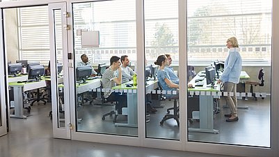 Studierende sitzen in einem Klassenraum