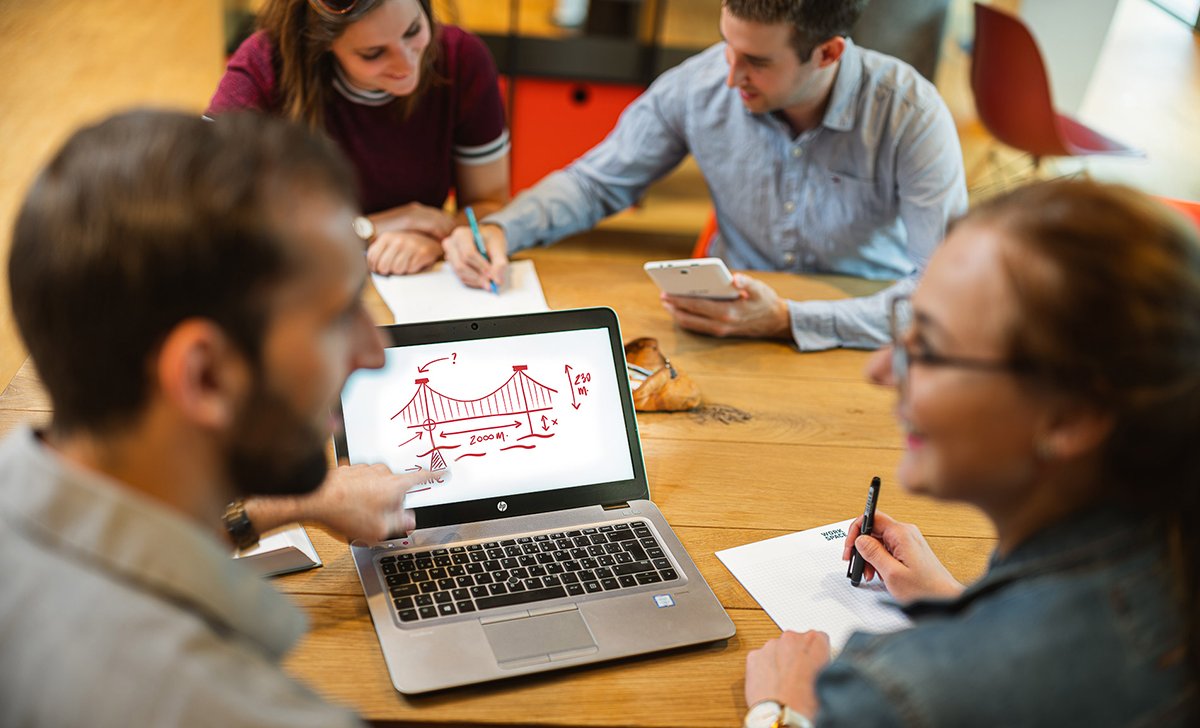 In der Gruppenarbeit werden frische Ideen zu den Ingenieurwissenschaften diskutiert.  