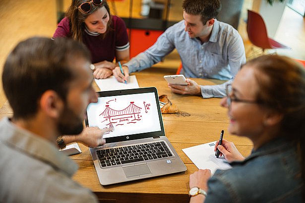 In der Gruppenarbeit werden frische Ideen zu den Ingenieurwissenschaften diskutiert.  