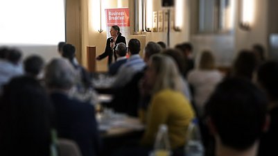 Juristin Claudia Leonie Wasmer am Business Breakfast.