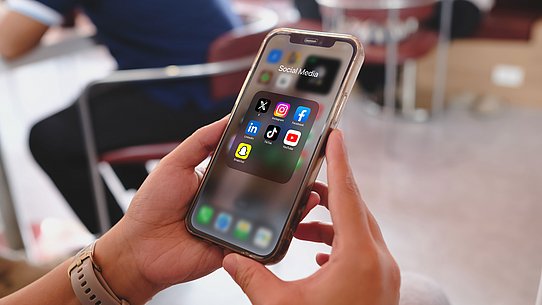 Person hält Smartphone in der Händen