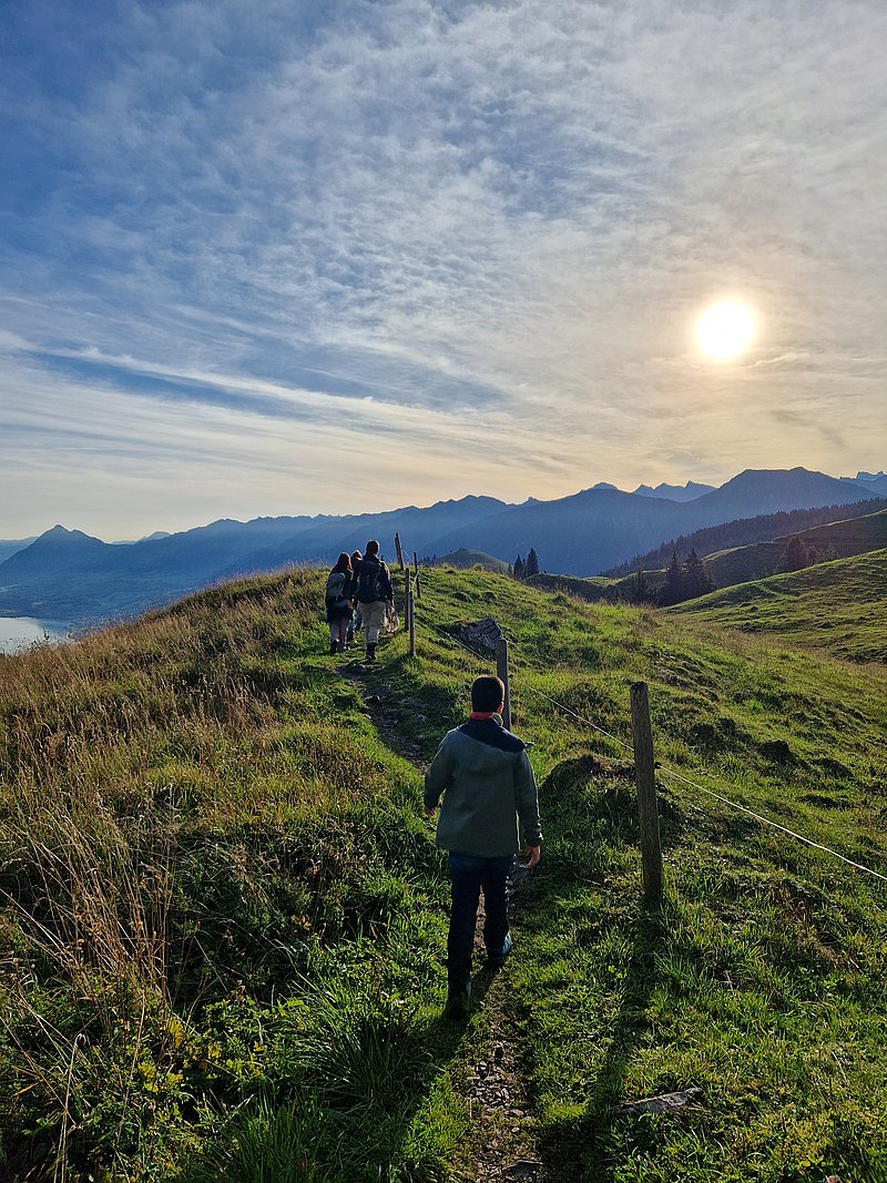 Familie wandert in den Bergen.