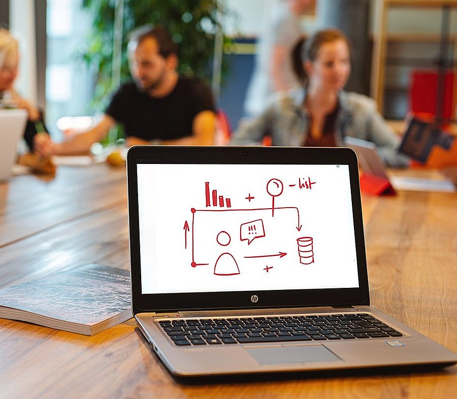 Gruppenarbeit der Studenten zur Klärung der Anforderungen im ICT-Bereich. 