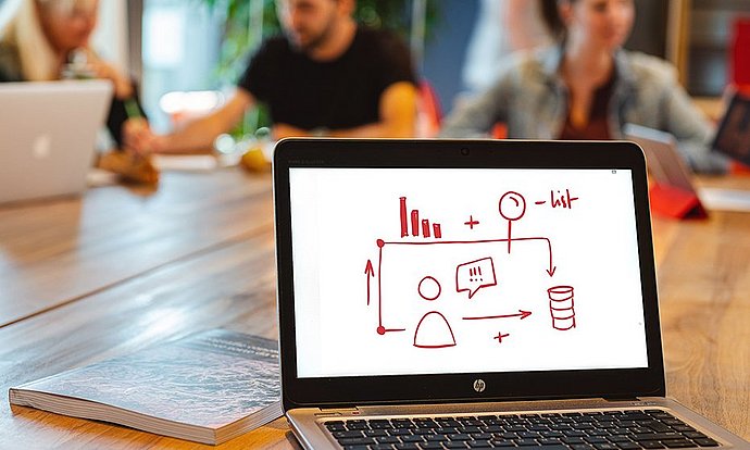 Gruppenarbeit der Studenten zur Klärung der Anforderungen im ICT-Bereich. 