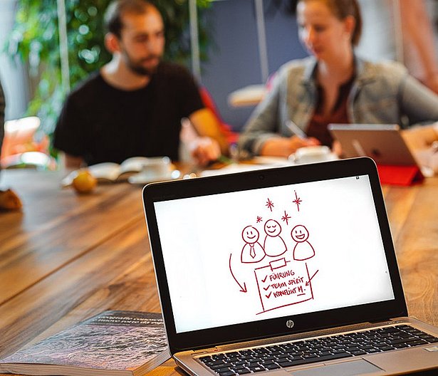 Dozentin erklärt wie mittels Reflexionsfähigkeit für mehr Gesundheit im Umfeld gesorgt werden kann.  