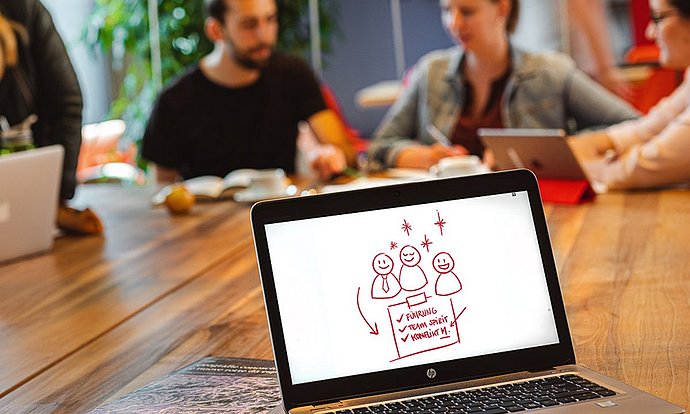 Dozentin erklärt wie mittels Reflexionsfähigkeit für mehr Gesundheit im Umfeld gesorgt werden kann.  