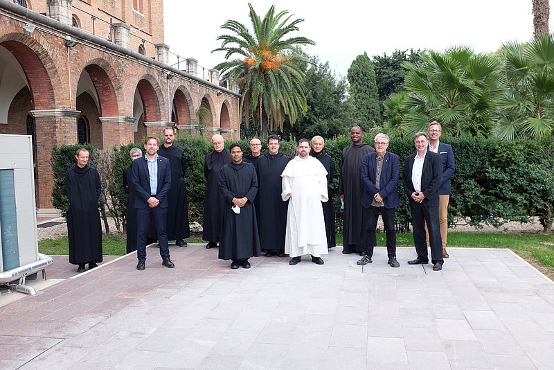 Gruppenfoto vor den Universität Sant’Anselmo
