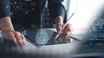 Person schreibt auf Tablet