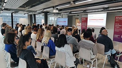 Die Teilnehmenden in der Aula des Gleisarena Campus