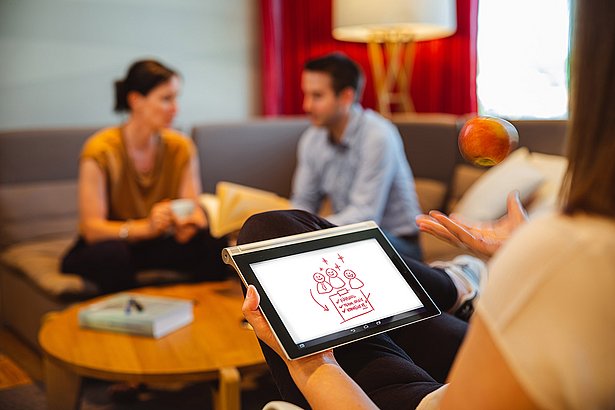 Studenten diskutieren in der Gruppe über die Gesundheitsbelastung im beruflichen und privaten Umfeld. 