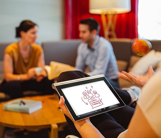 Studenten diskutieren in der Gruppe über die Gesundheitsbelastung im beruflichen und privaten Umfeld. 