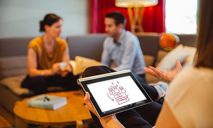 Studenten diskutieren in der Gruppe über die Gesundheitsbelastung im beruflichen und privaten Umfeld. 