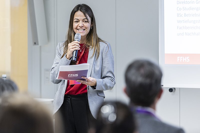 Dr. Martha Velasco, Koordinatorin Arbeitsgruppe Nachhaltigkeit und Fachbereichsleiterin Sustainability and Circular Innovation an der FFHS, bei ihrer Moderation.