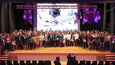 Gemeinsame Diplomfeier der FFHS und der FernUni Schweiz mit 398 Absolventen