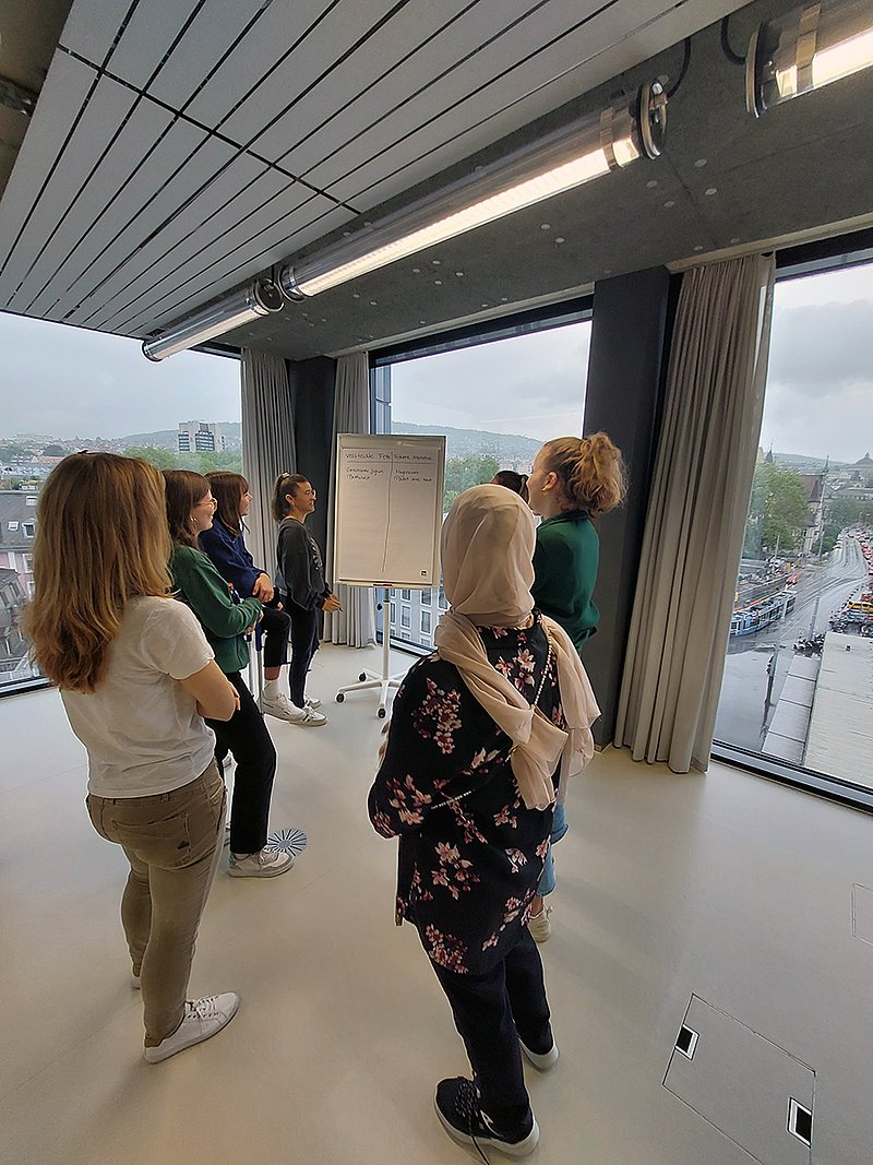 So ensteht ein erstes Klassenfeeling: Gemeinsames Diskutieren über typisch fettreiche Lebensmittel und ihre fettarmen Alternativen.