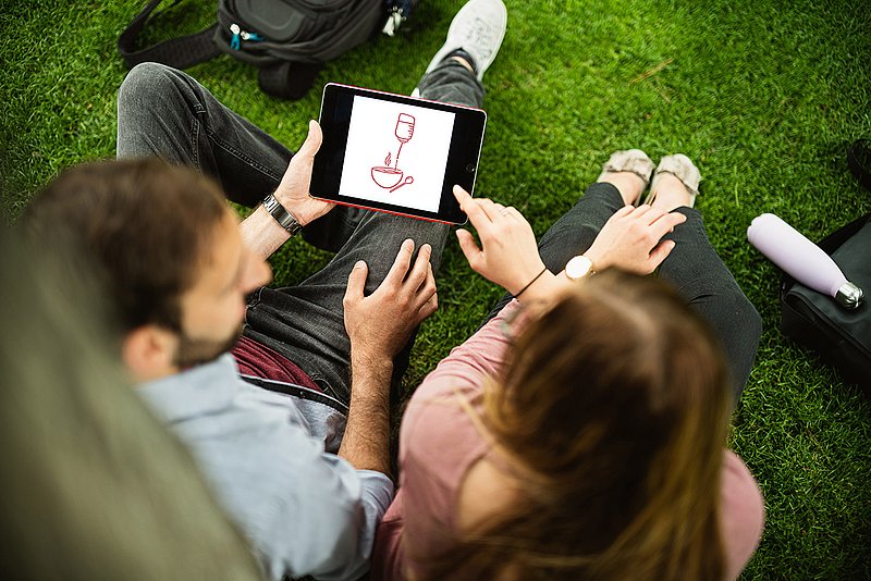 Zwei Studenten besprechen die erlernten Erkenntnisse in der Ernährungslehre.